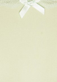 Envelope creme com acabamento de renda branca e um laço de cetim no centro superior, apresentando um padrão floral em relevo sutil na renda.