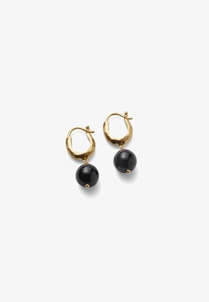 Pendientes de aro de oro con textura martillada, cada uno con una única cuenta esférica negra brillante colgante.