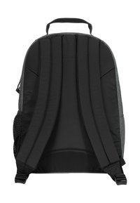 Vista trasera de una mochila con un cuerpo gris oscuro, correas acolchadas negras, un asa en la parte superior y bolsillos laterales de malla para ventilación.