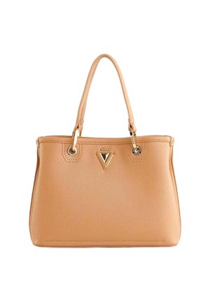 Borsa in pelle color cuoio con manici doppi, logo triangolare dorato e dettagli in metallo su uno sfondo bianco.