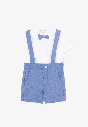 Camicia bianca a maniche corte con papillon blu, abbinata a pantaloncini di lino blu con bretelle per bambino piccolo.