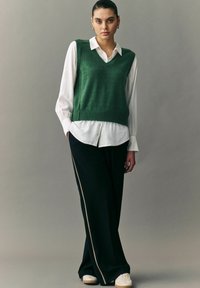 Next REGULAR FIT zielony