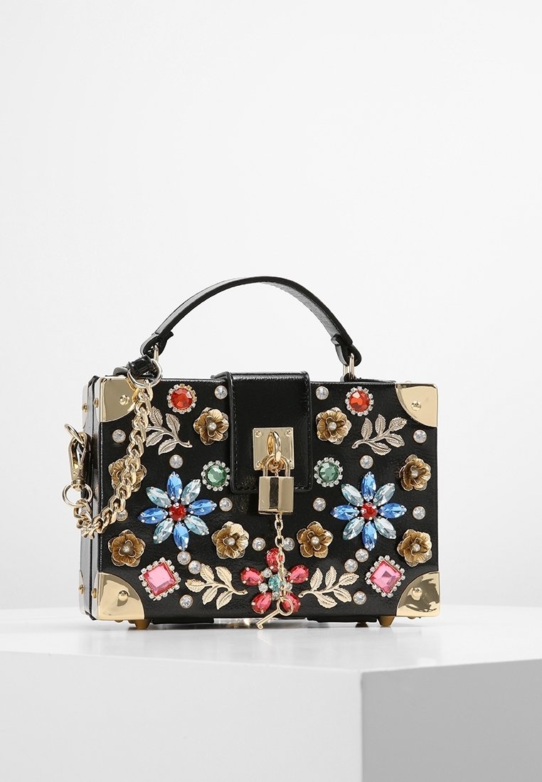 Borsa a mano in pelle nera con decorative decorazioni floreali, gioielli multicolori, hardware dorato e una forma rettangolare strutturata.