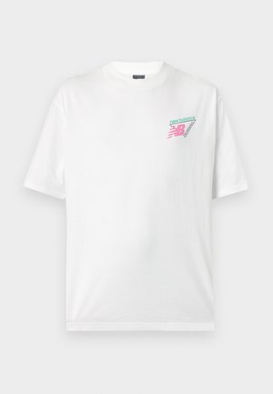 Camiseta blanca de manga corta de New Balance con pequeño logo "New Balance Running" en rosa y verde azulado en el lado izquierdo del pecho.