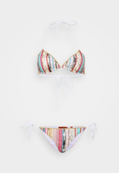 Set di bikini multicolore con top a triangolo e fondo con lacci, realizzato in tessuto testurizzato con strisce orizzontali in varie tonalità.
