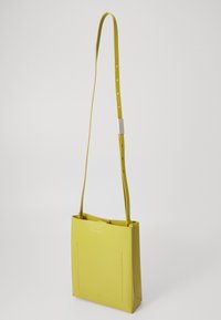 Borsa a tracolla in pelle gialla con forma rettangolare, tracolla regolabile e pannello frontale con cuciture decorative. Texture liscia, design minimale.