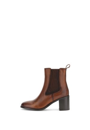 Bottines en cuir brun avec un bout rond, panneaux latéraux élastiques, tirant à l'arrière et un talon carré. Texture lisse avec un léger brillant.