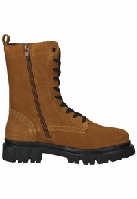 Botte de combat en daim marron avec lacets noirs, fermeture éclair latérale, semelle en caoutchouc et détails de couture contrastants. Conception robuste pour une durabilité optimale.