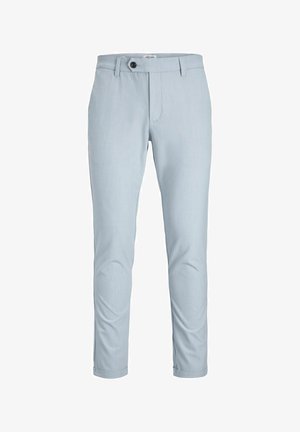 Vaaleansiniset miesten housut, jotka on valmistettu sileästä kankaasta. Niissä on yksi musta nappi, vyölenkit ja kapeneva lahkeiden muotoilu.