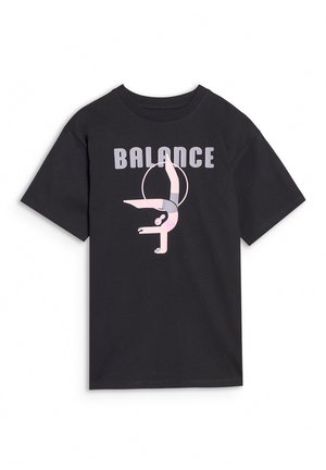 Czarny T-shirt z napisem „BALANCE” nad różowo-szarą gimnastyczką balansującą na jednej ręce w obrębie koła.