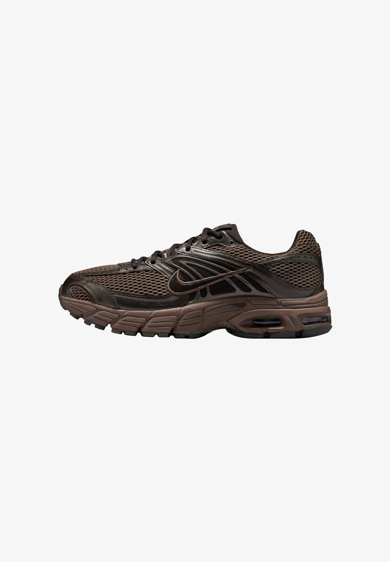 Chaussure de course Nike marron foncé avec tige en mesh, design à lacets, semelle amortie et détails de poches d'air sur le côté de la semelle.