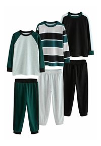 Zwei Paare Jogginghosen und drei Langarmoberteile. Farben: grün, schwarz, grau und gestreift. Die Materialien erscheinen weich und haben elastische Bündchen.