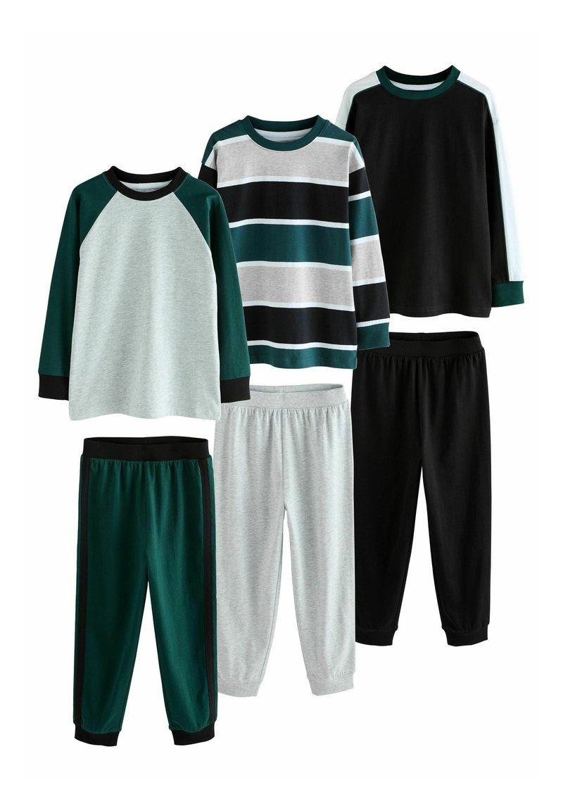 Zwei Paare Jogginghosen und drei Langarmoberteile. Farben: grün, schwarz, grau und gestreift. Die Materialien erscheinen weich und haben elastische Bündchen.