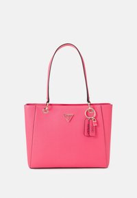 Różowa torba na ramię wykonana z fakturowanego materiału, z podwójnymi uchwytami, złotymi akcentami i markową metką. Kwadratowy kształt z ozdobnym logo.