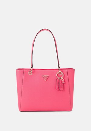 Rosenrød tote bag lavet af tekstureret materiale, der har dobbelte hanke, hardware i guldfarve og et mærketag. Kvadratisk form med et dekorativt logo.