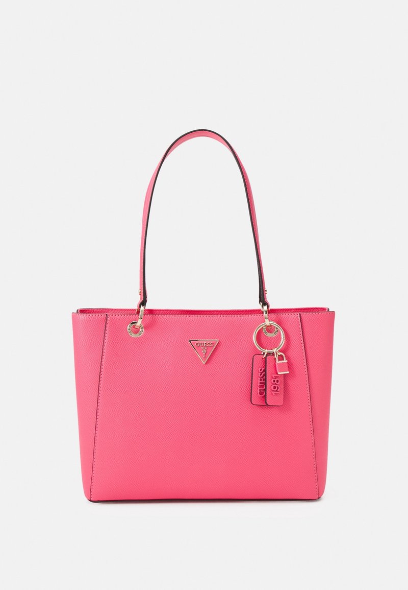 Różowa torba na ramię wykonana z fakturowanego materiału, z podwójnymi uchwytami, złotymi akcentami i markową metką. Kwadratowy kształt z ozdobnym logo.