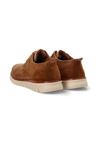 Zapatos de ante marrón con un collarín acolchado, punta redonda, suela contrastante, acentos texturizados y suela de goma beige.