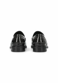 Una pareja de zapatos de vestir de cuero negro brillante, vistos desde la parte posterior, colocados uno al lado del otro sobre un fondo blanco.