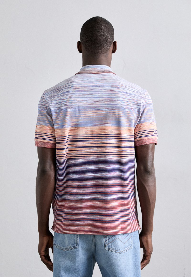 Kurzarm-Polohemd mit horizontalen Streifen in Blau-, Orange- und Lilatönen. Hergestellt aus weichem Stoff mit Rundhalsausschnitt.