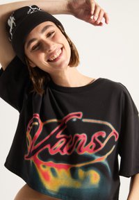 Vans AFITERBURN RELAXED CROP - T-Shirt print - black