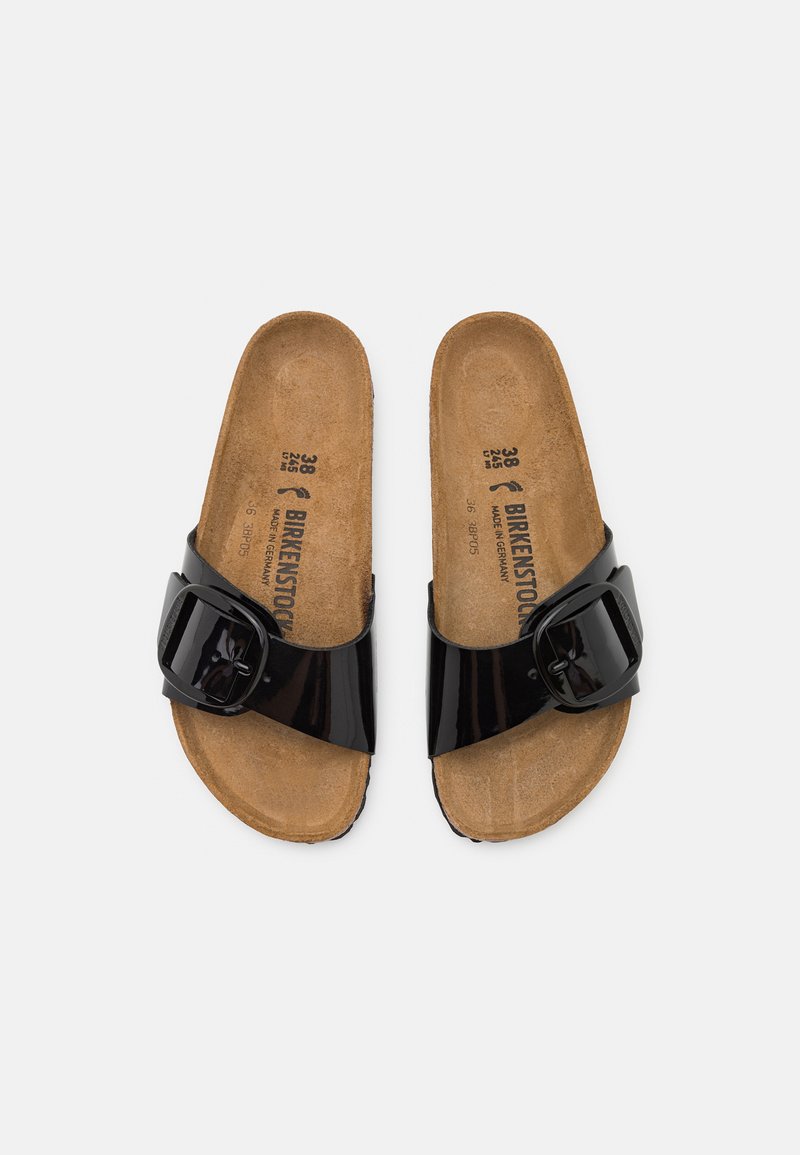 Schwarze Lack-Sandalen mit breitem Riemen und großer quadratischer Schnalle, ausgestattet mit einem Korkfußbett und einer strukturierten, tanfarbenen Innensohle. Größe 38.