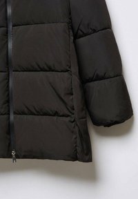 Veste d'hiver matelassée noire avec quilting horizontal et fermeture éclair frontale, présentée sur fond blanc.