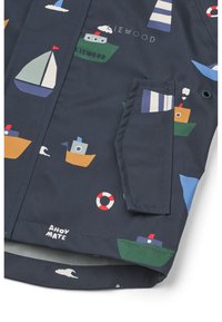 Αδιάβροχο μπουφάν σε ναυτικό μπλε χρώμα με επαναλαμβανόμενο σχέδιο με βάρκες σε διάφορα χρώματα. Διαθέτει πλαϊνή τσέπη και λεπτομέρεια με λογότυπο.