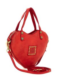 Borsa a forma di cuore in pelle rossa con chiusura a zip, manici corti e tracolla lunga staccabile. Presenta borchie dorate e dettagli del logo.