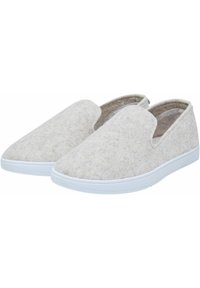 Bottines légères en gris clair, confectionnées en feutre doux, dotées d'une semelle en caoutchouc blanc lisse et d'un design minimaliste sans marques visibles.