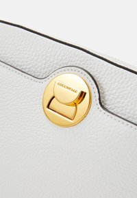 Coccinelle LIYA SIGNATURE - Borsa a tracolla - brillant white