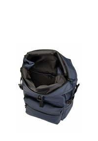 Mochila azul marino con un material exterior duradero, cierre de cremallera, interior espacioso, múltiples bolsillos y forro negro contrastante.
