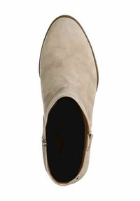 Beige Wildleder-Ankle-Boot mit glatter Oberfläche, runder Spitze, seitlichem Reißverschluss und niedrigem, gestapeltem Absatz. Das Innenfutter ist dunkel.