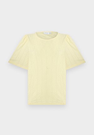 Blouse jaune clair à manches courtes avec un motif discret à œillets et des épaules bouffantes, col rond et ourlet droit.