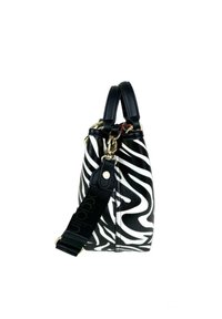 Zwart-wit handtas met zebra-patroon en een gestructureerde afwerking, voorzien van dubbele handvatten en een verstelbare schouderband met merkhardware.