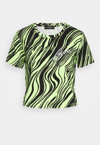 Zkrácené černé tričko s neonově zeleným potiskem s vlnitým zebřím vzorem a bílým logem "Guess" na prsou. Bavlněný materiál, krátké rukávy.
