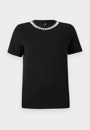 Schwarzes Baumwoll-T-Shirt mit kurzen Ärmeln und Rundhalsausschnitt, mit einem dekorativen Akzent aus klaren Kristallen um den Kragen.