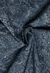 Donkerblauwe stof met ingewikkelde lichtgrijze paisley- en bloempatronen, met een gladde textuur en een zachte val.