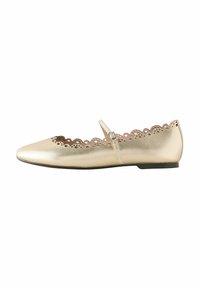 Blassgoldene Ballerina mit geschwungenen Kanten und Ausschnitt-Details. Verfügt über einen einzelnen verstellbaren Riemen und einen niedrigen, glatten Absatz.