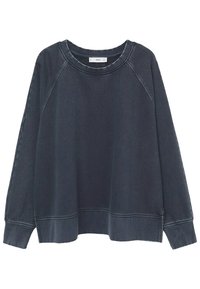 Maglione in denim grigio scuro con scollo a girocollo, maniche raglan e polsini a costine. Presenta cuciture in risalto e una vestibilità rilassata.