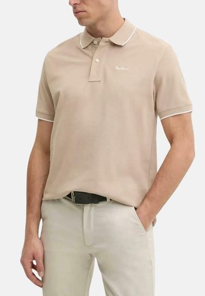 Camisa polo beige con un diseño sólido, mangas cortas, un cuello abotonado y un ribete blanco en contraste en el cuello y las mangas.