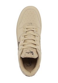 Beige sneaker perforált bőr felsőrésszel, texturált nyelvvel és kontrasztos logó részlettel. Fűzős kialakítás lapos cipőfűzőkkel és párnázott cipőgallérral.