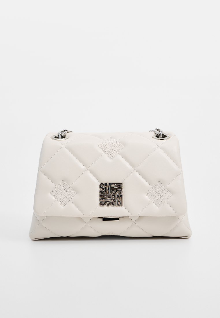 Sac à main crême matelassé avec une finition en cuir lisse, des motifs en diamant, du matériel en argent et un détail de logo à l'avant.