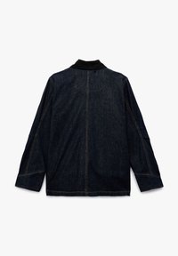 Czarna kurtka dżinsowa z ciemnego denimu, z czarnym kołnierzem, o prostym kroju, długich rękawach i widocznym przeszyciem wzdłuż szwów.