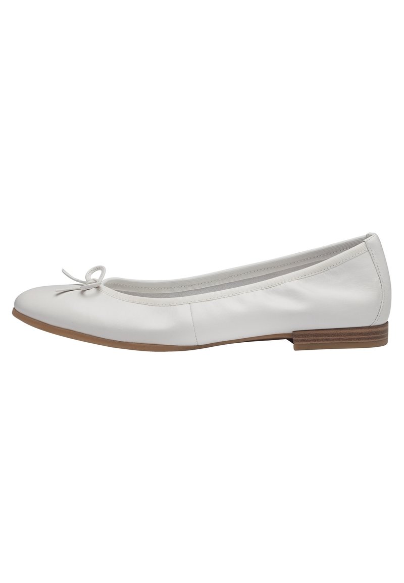 Ballerine in pelle bianca con punta arrotondata, dettaglio di fiocco sottile e tacco in legno basso. Tessuto liscio con un design semplice.