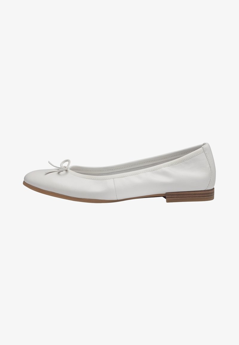 Ballerine in pelle bianca con punta arrotondata, dettaglio di fiocco sottile e tacco in legno basso. Tessuto liscio con un design semplice.
