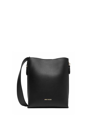 Borsa rettangolare a tracolla in pelle nera con tracolla larga e piccolo logo dorato "GINO ROSSI" vicino al centro in basso.
