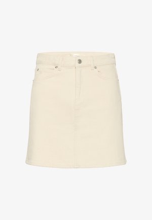 Krämfärgad denimkjol med en åtsittande midja, fem fickor och kontrastsömmar. Har en knappstängning, rak fåll och minimalistisk design.