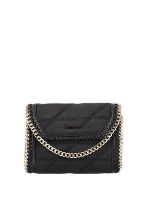 Pochette en tissu matelassé noir avec rabat et garniture décorative en chaîne argentée et poignée, présentée sur fond blanc.