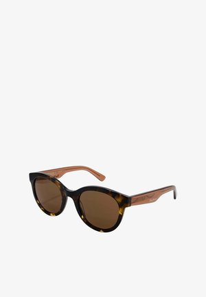 Gafas de sol de estilo gato con montura de carey oscuro y lentes marrones. Las patillas presentan un color marrón claro en contraste con acentos geométricos.