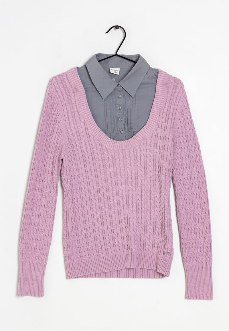 Pull en tricot lilas avec un motif gaufré en torsades, doté d'un large col en forme de scoop. En dessous, une chemise grise à col avec des détails à boutons.